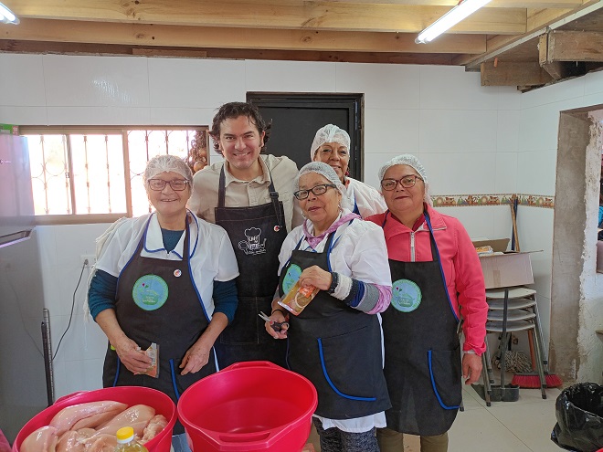 Chef por Chile cocinó para comedor solidario del campamento Manuel Bustos